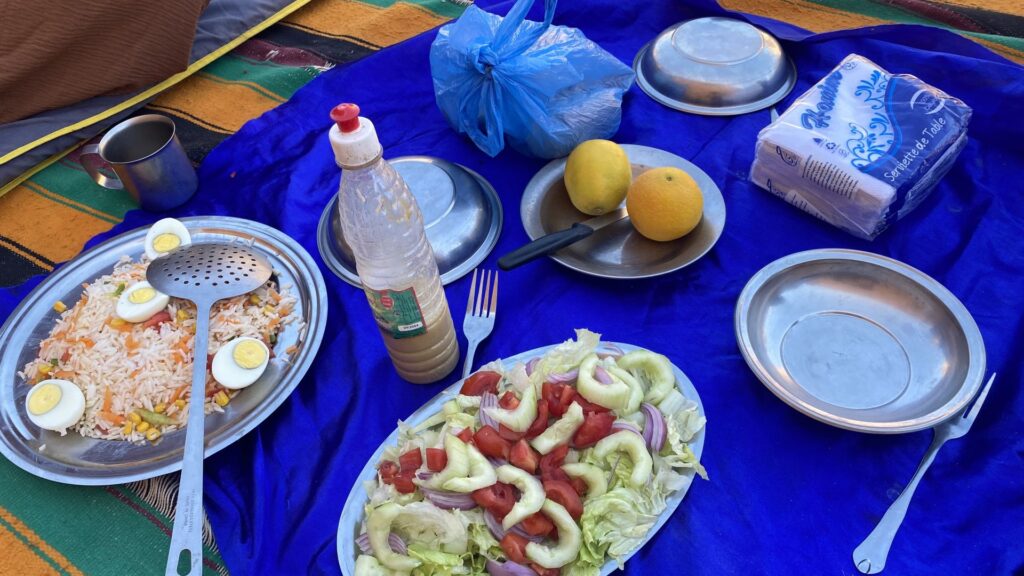 Mittagessen für Gäste auf einer Wüstentour