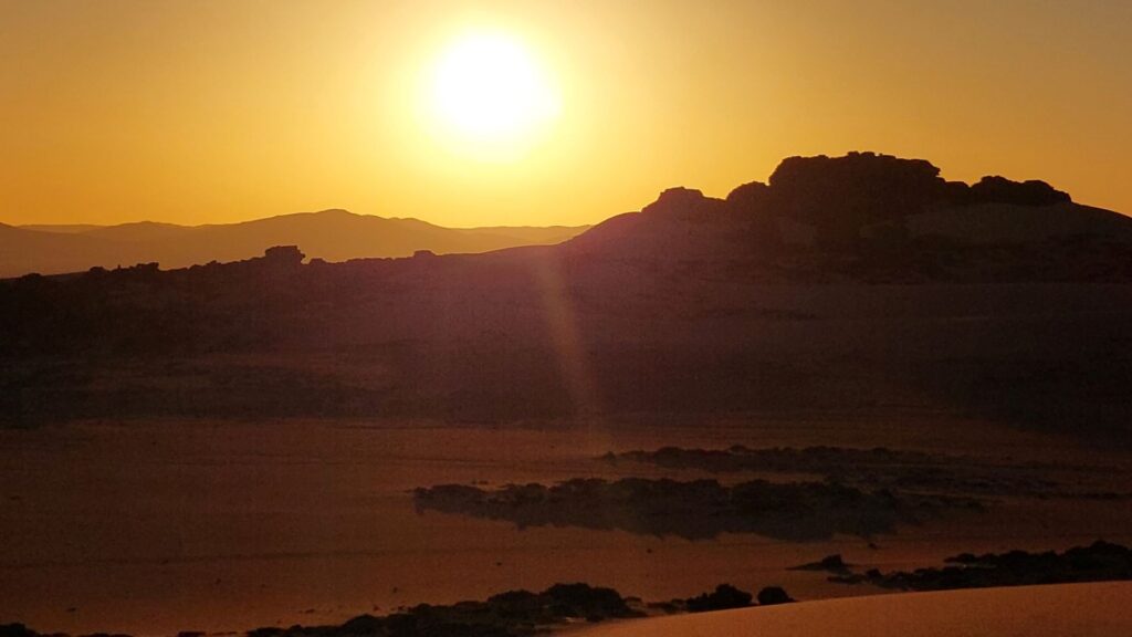 Sonnenuntergang über den Sanddünen der Sahara im Süden Algeriens